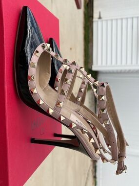 Valentino Garavani Patent Rockstud Caged Pumps 100 MM Black/Poudre- Authentic